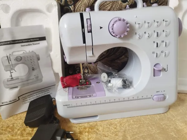 швейную машинку Household Sewing machine , модель NO: SM - 505A, 12 операций, ножная педаль, адаптер для сети новую швейную машинку - Фото 1