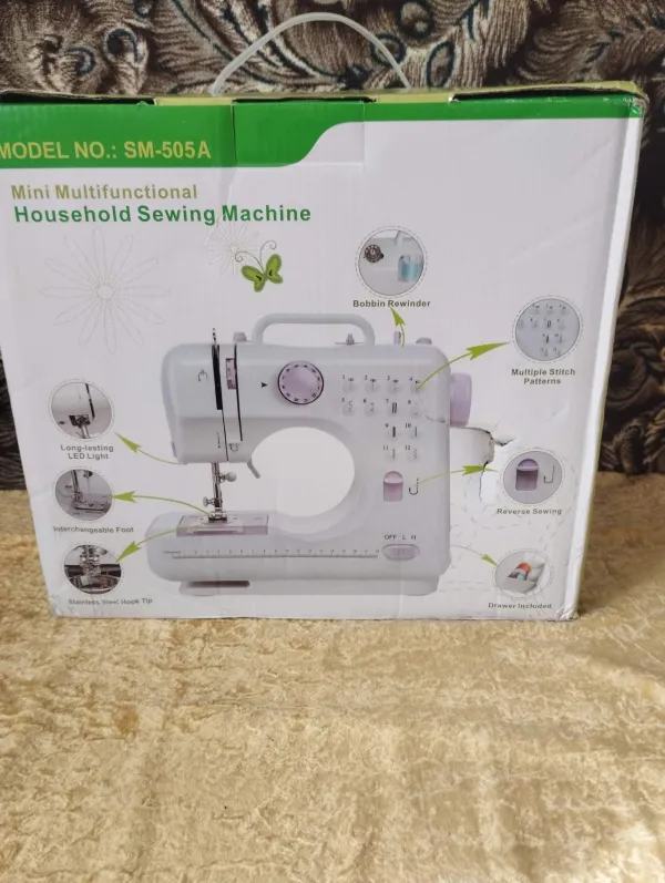 швейную машинку Household Sewing machine , модель NO: SM - 505A, 12 операций, ножная педаль, адаптер для сети новую швейную машинку - Фото 2