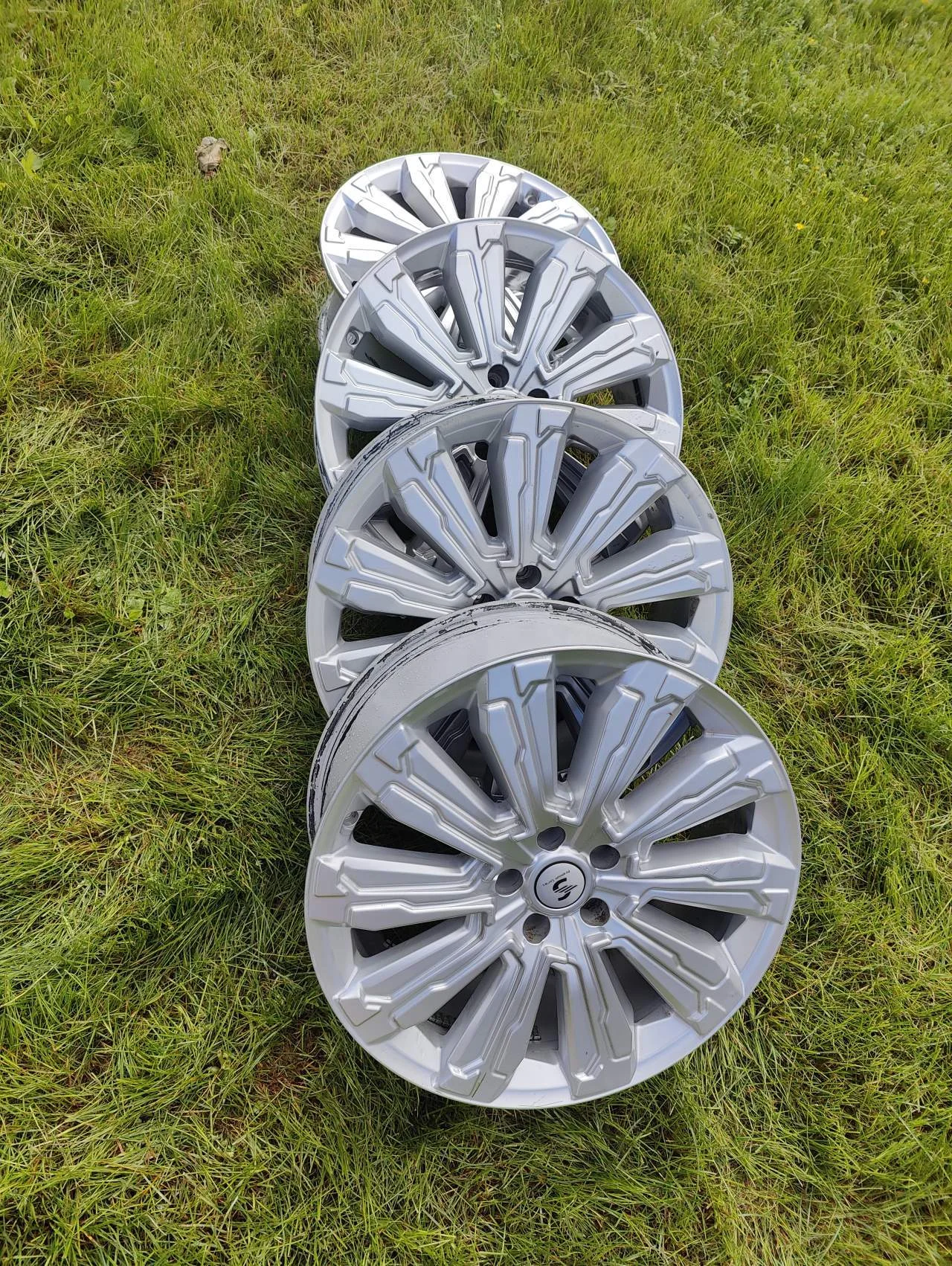 Литые диски HUMBER (КР1061) 8.000xR20 5x114.3 DIA60.1 ET30 Elite silver - Фото 1