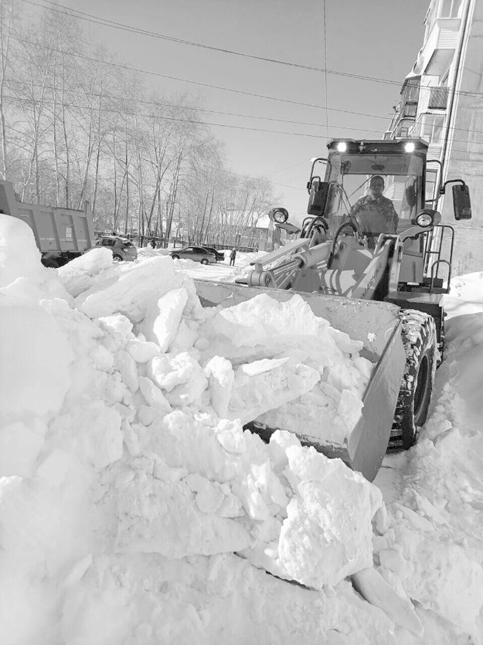 Уже март, а снега все больше