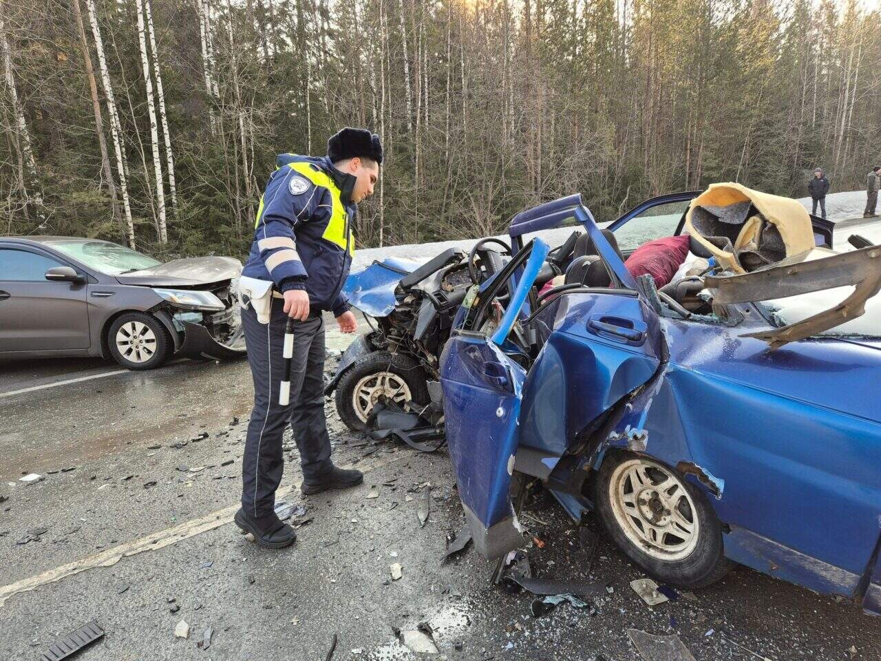 Сотрудники Госавтоинспекции устанавливают обстоятельства смертельного ДТП под Кушвой