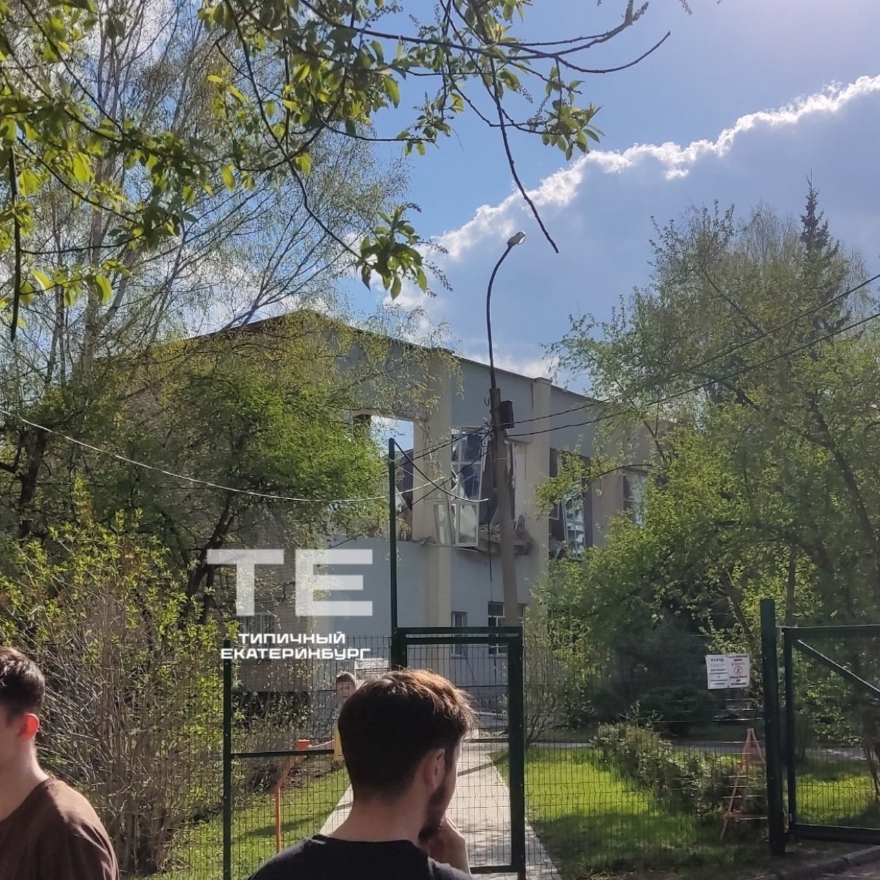 Обрушилась крыша в Уральском колледже технологий и предпринимательства.