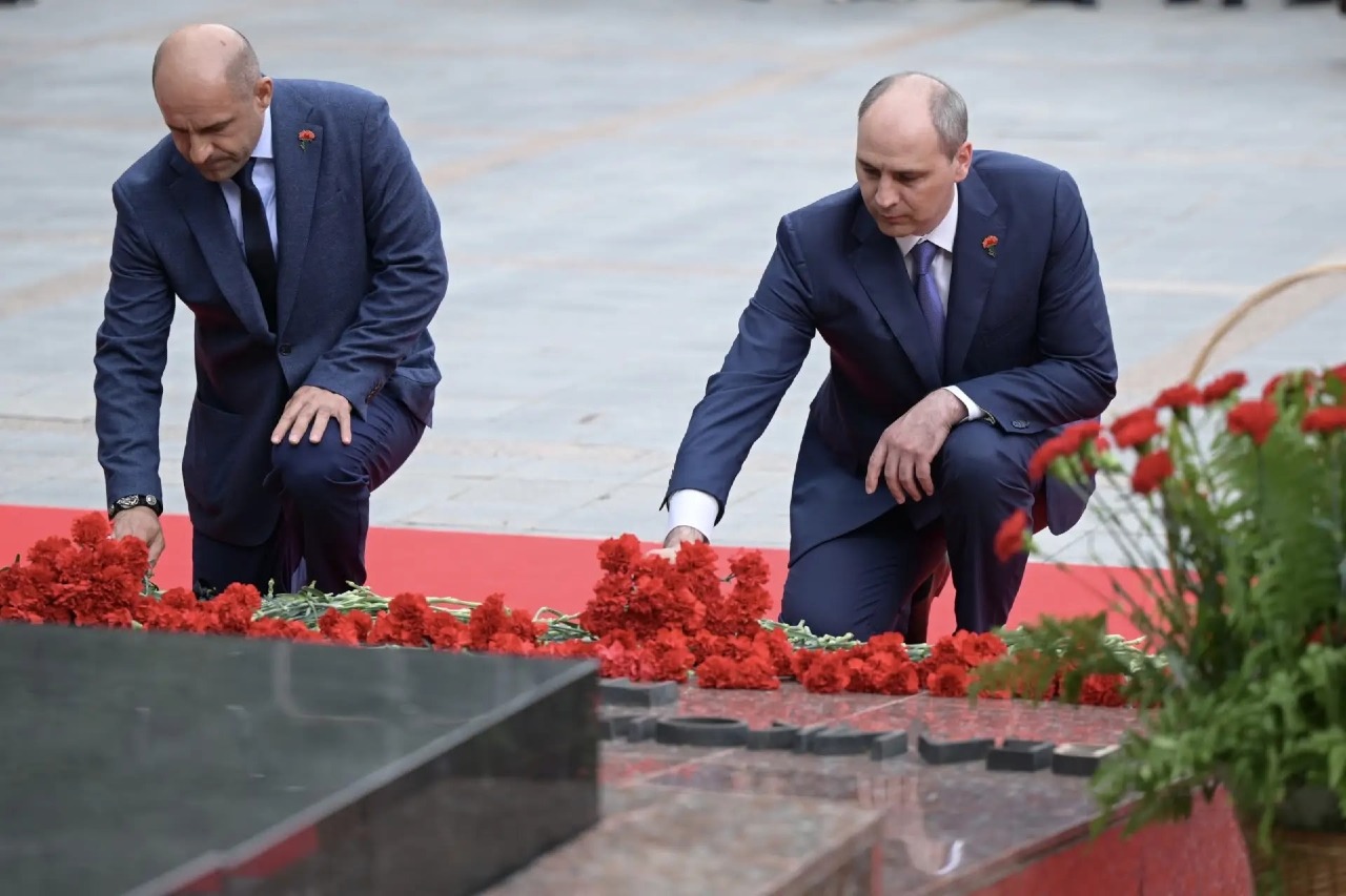 Губернатор Свердловской области Денис Паслер вместе с уральцами почтил павших в годы Великой Отечественной войны