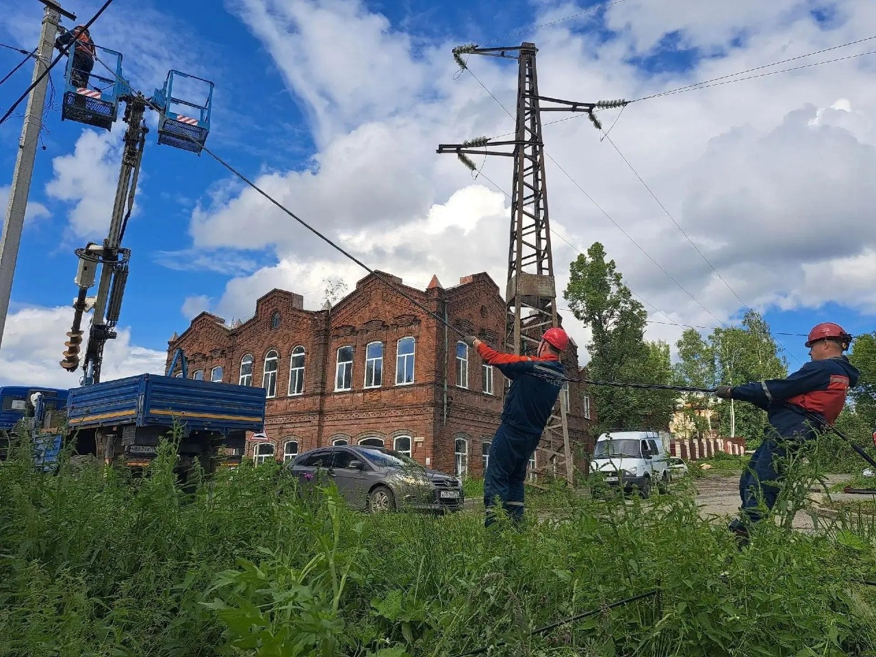 В Кушве продолжаются работы по восстановлению электросетевой инфраструктуры.