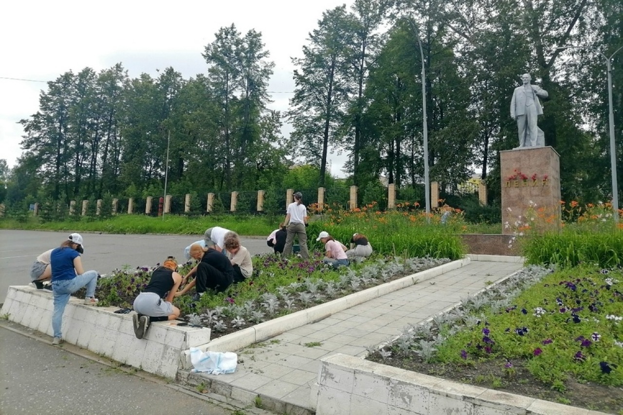 Городские цветы пережили шторм благодаря нашим ребятам!