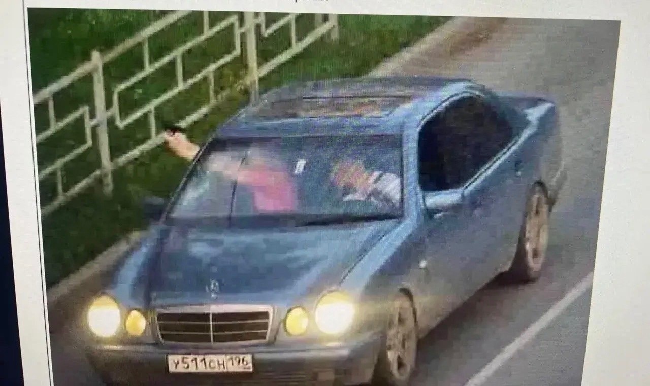 Парни устроили стрельбу из «Мерседеса» в Нижнем Тагиле.