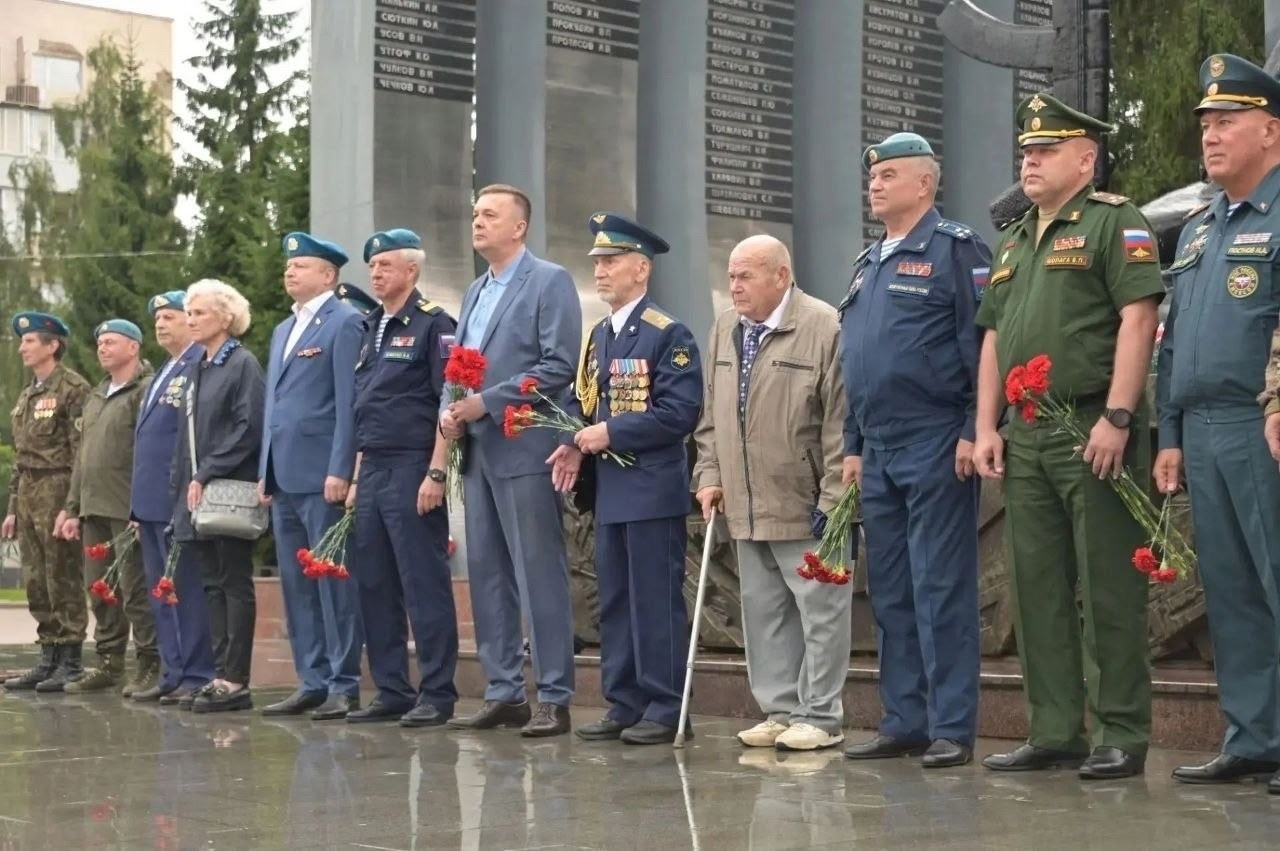 Уральские десантники отметили 96-летие Воздушно-десантных войск. 