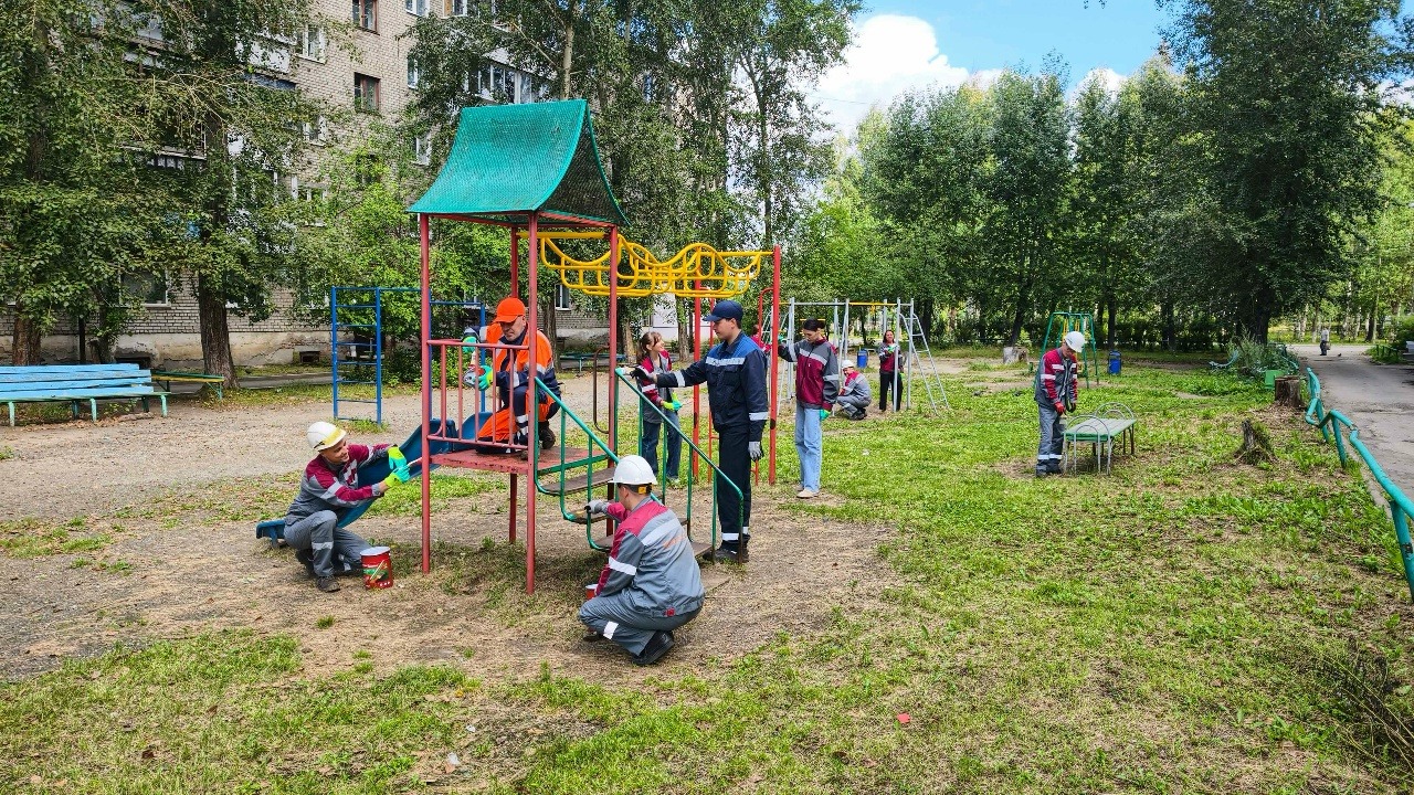 Профсоюзные активисты и члены молодежной организации «Святогора» приводят в порядок популярные у детей игровые площадки Красноуральска...