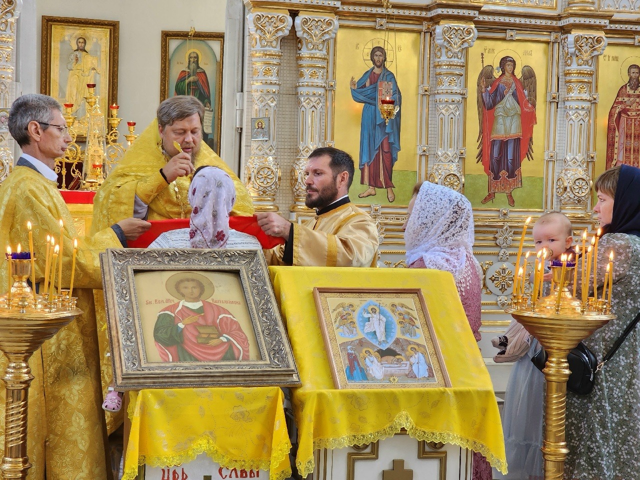 Христос Воскресе, возлюбленные во Христе дорогие братья и сёстры, сердечно поздравляем вас с Днем памяти великомученика и целителя Пантелеимона!