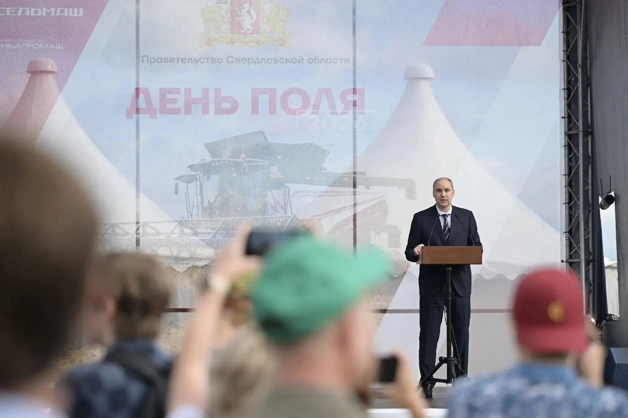 Свердловские аграрии открыли сезон уборки зерновых на «Дне поля-2026»