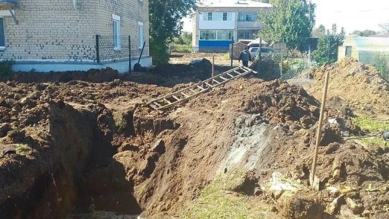 Рабочих завалило землёй в Каменском районе. Один человек погиб.
