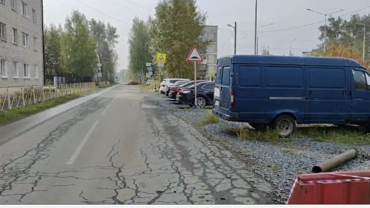 В муниципальном округе Красноуральск подрядная организация приступила к замене сразу нескольких участков аварийных водоводов.