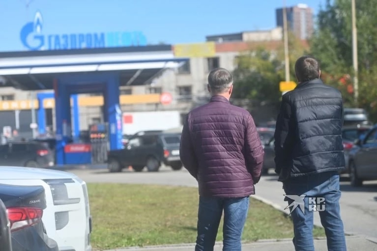 Бензин в Екатеринбурге и Свердловской области: очереди тают, но топливо есть не везде. Что происходит?