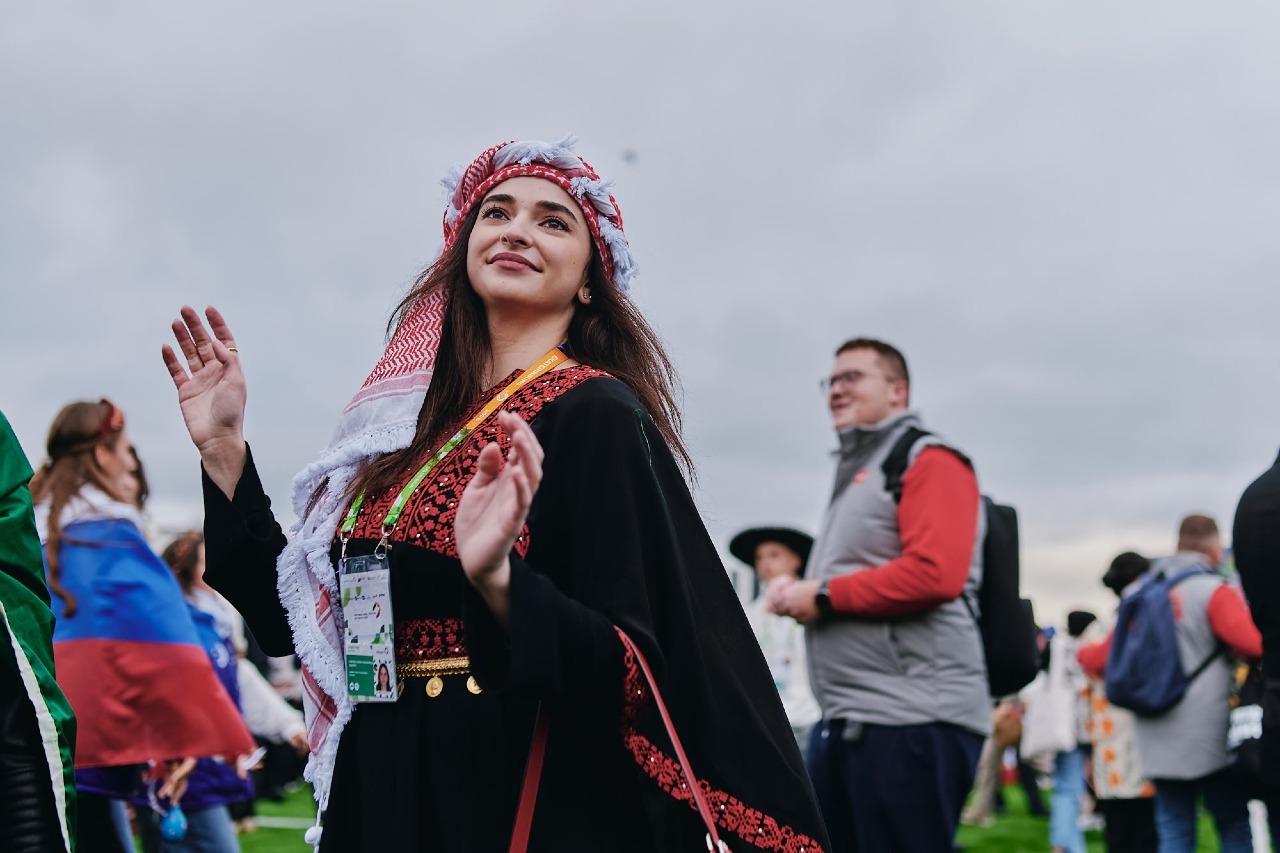 Шествие молодежи мира объединило десять тысяч участников в национальных костюмах