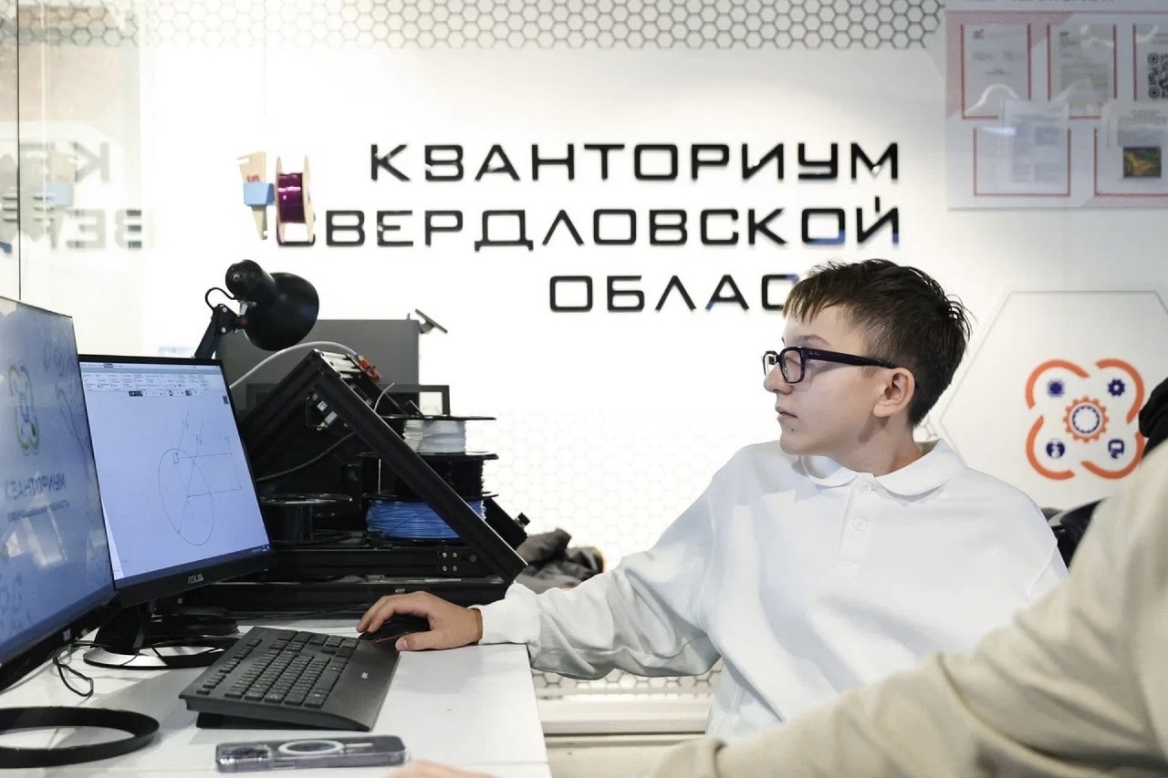 Дмитрий Григоренко оценил уральскую инженерную школу и познакомился с командами Международной «Битвы роботов»