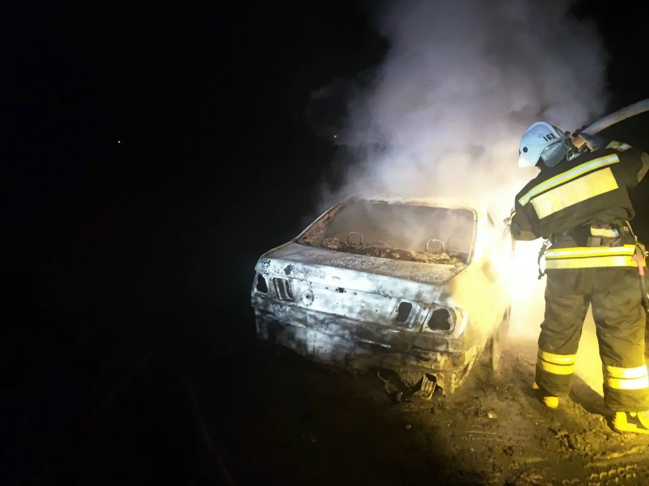В Красноуральске пожарные тушили горевший автомобиль