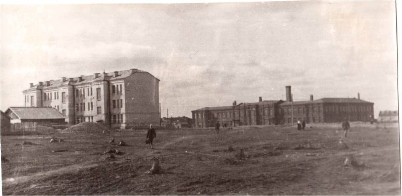 В 2026 году Красной школе №1 исполняется 95 лет. Ее история – это история города, страны, в которой мы живем.