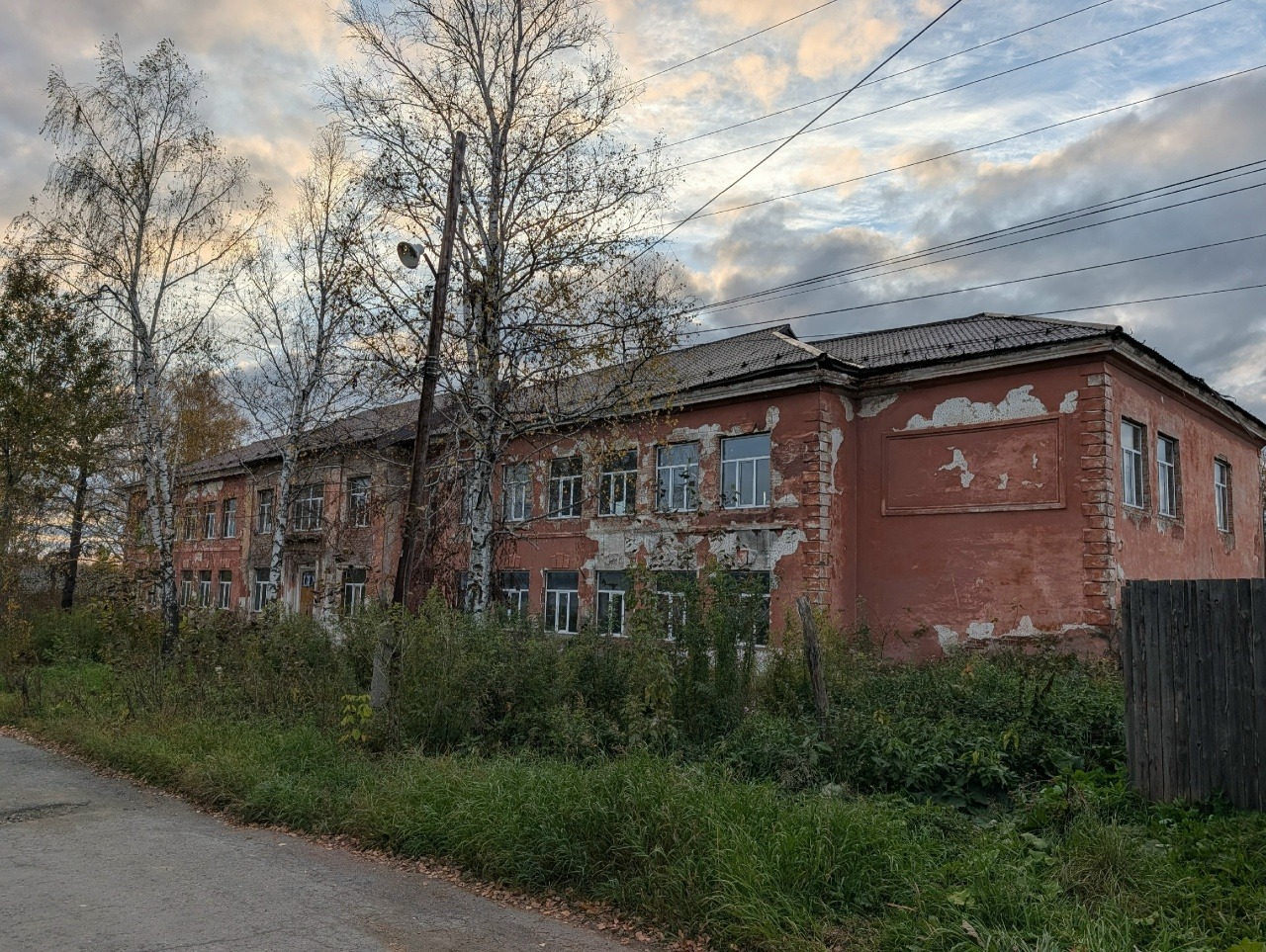 «Бывшая школа теперь выглядит удручающе…»
