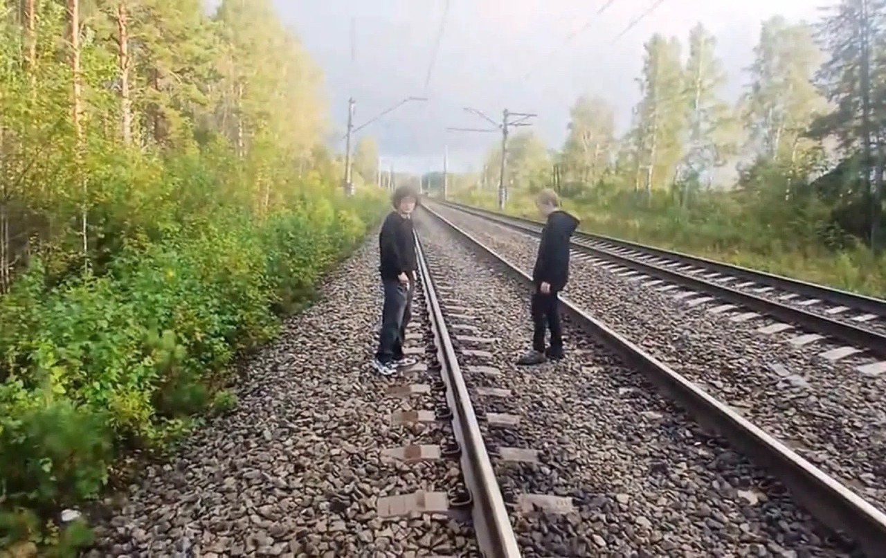 Школьники клали камни на рельсы ради видео в Нижнем Тагиле.
