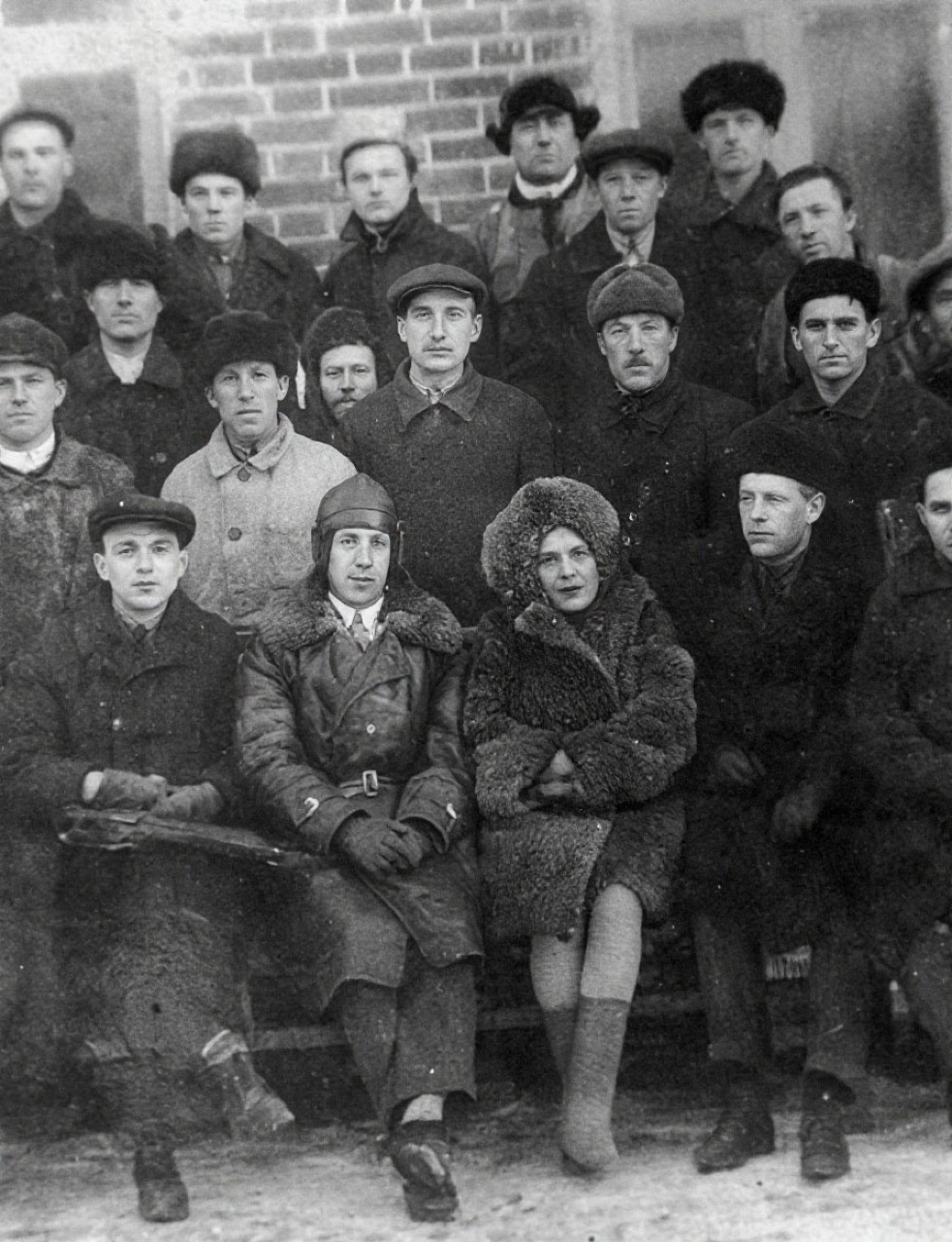 Первый директор завода Сергей Платонович Устинов с женой Эльзой Францевной Меднис (в центре) в группе первостроителей.