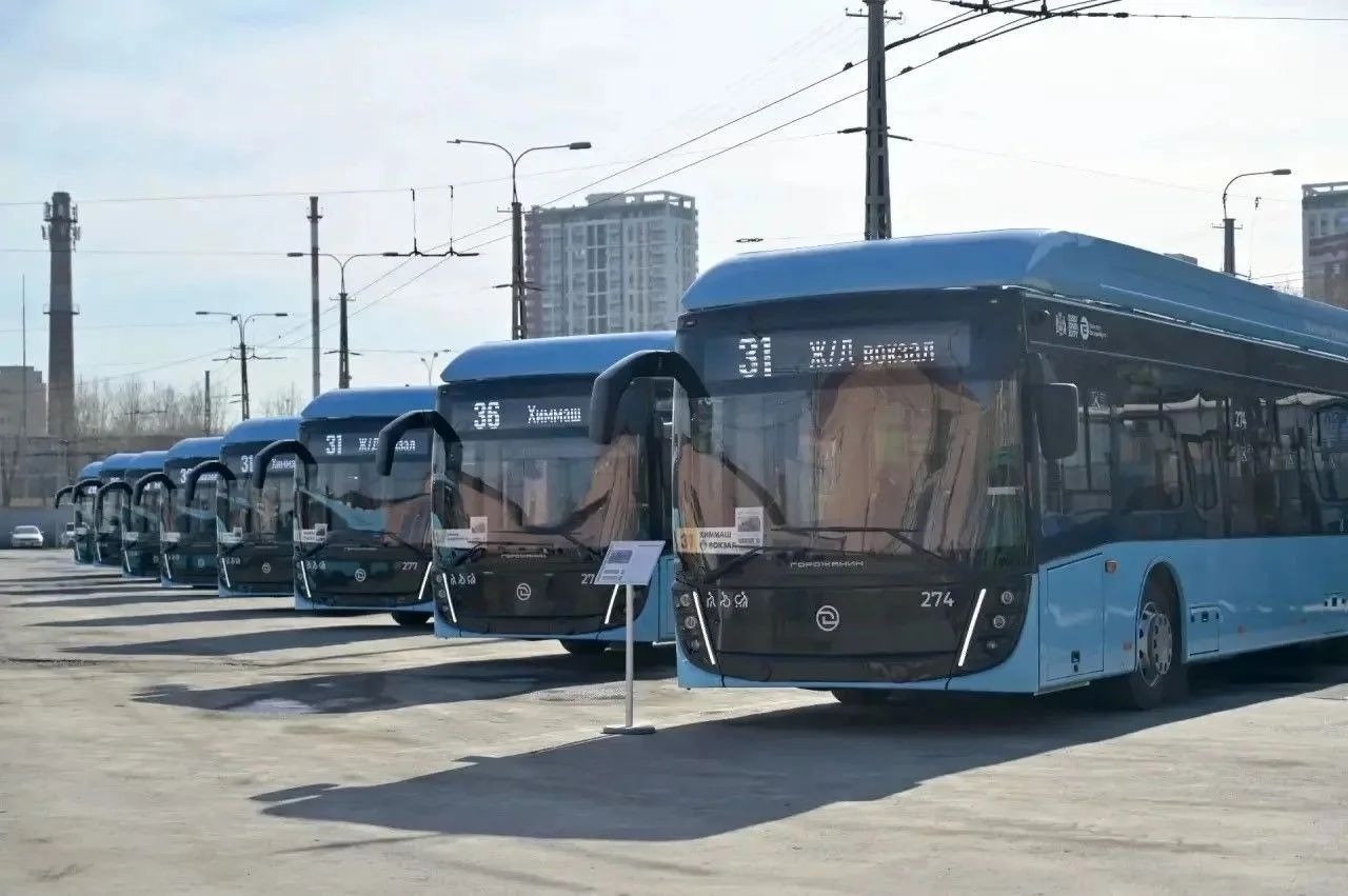 Губернатор Денис Паслер поздравил работников и ветеранов автомобильного и городского пассажирского транспорта с профессиональным праздником